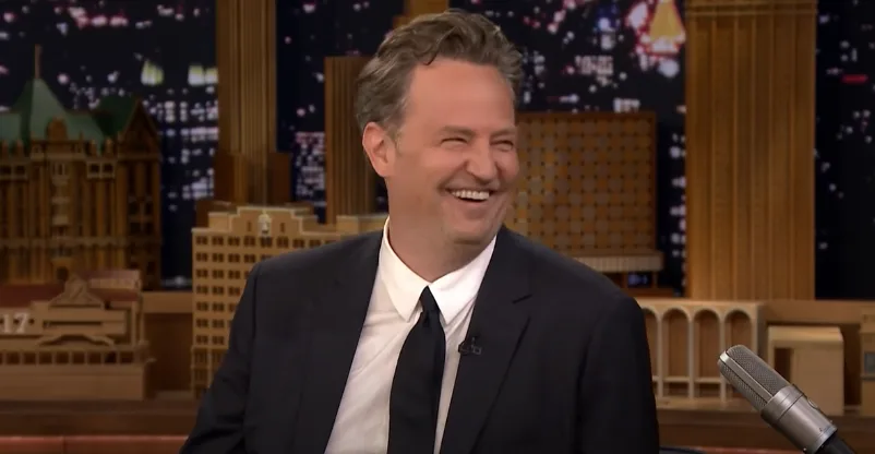 Netflix prepara documentário sobre Matthew Perry com relatos íntimos de familiares e amigos
