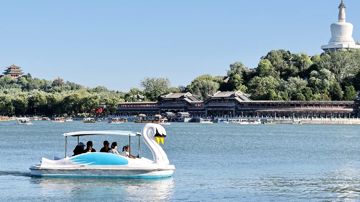 Beijing parks remain busy as National Day holiday ends