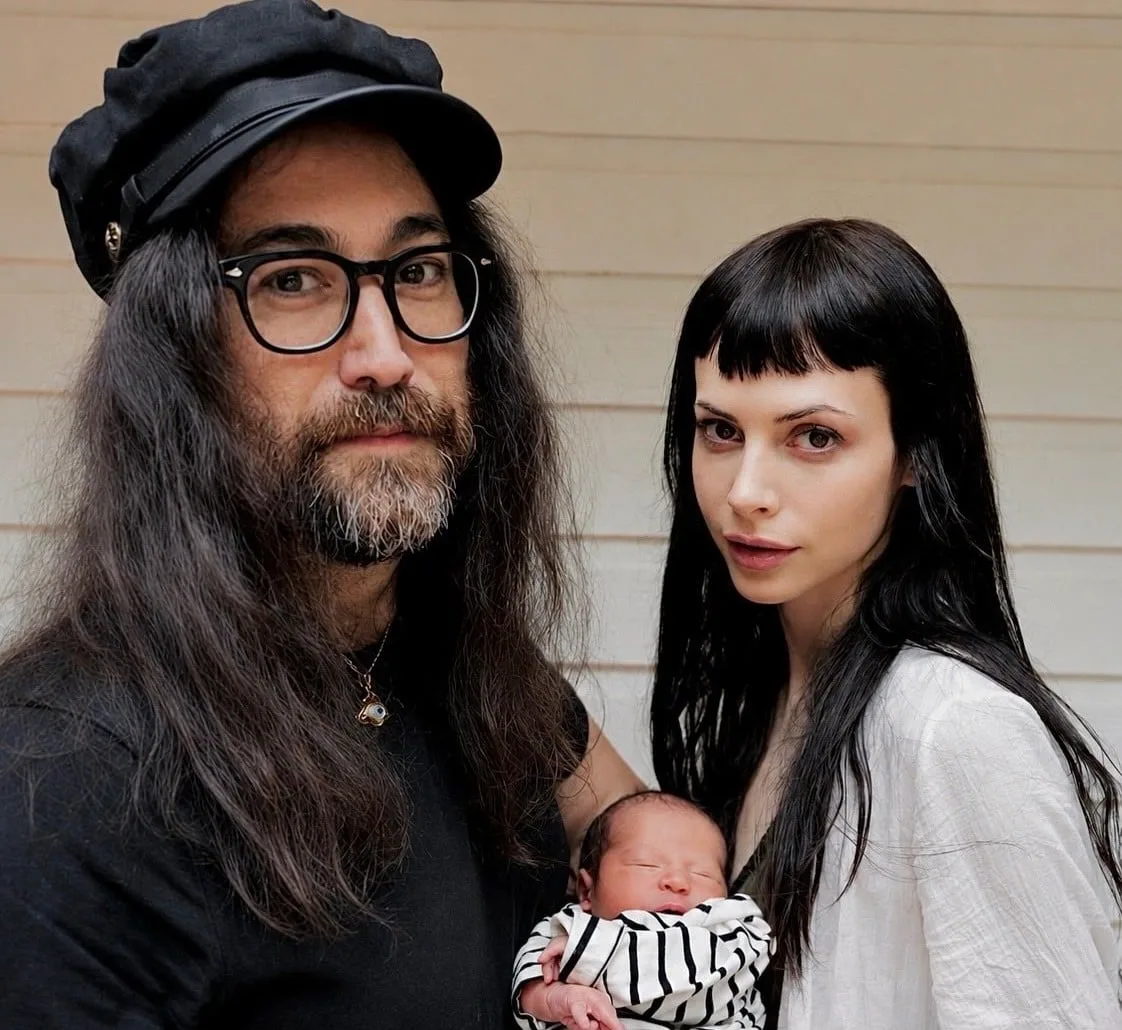 Seán Ono Lennon anuncia nascimento do primeiro neto de John Lennon e Yoko Ono