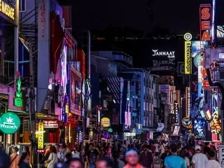 Porte-avions Lincoln : 5 000 soldats américains débarquent dans la station balnéaire de Pattaya