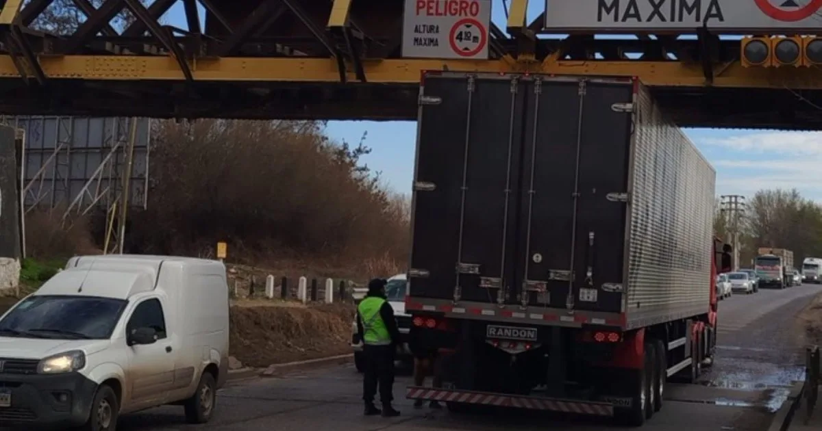 Tres choques de camiones en menos de 24 horas contra el puente ferroviario de Cipolletti