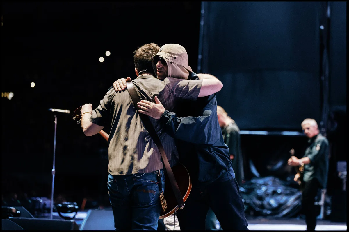 De una pelea a trompadas a cantar “Live Forever” frente a un estadio repleto, así es el documental que retrata la reunión de Oasis