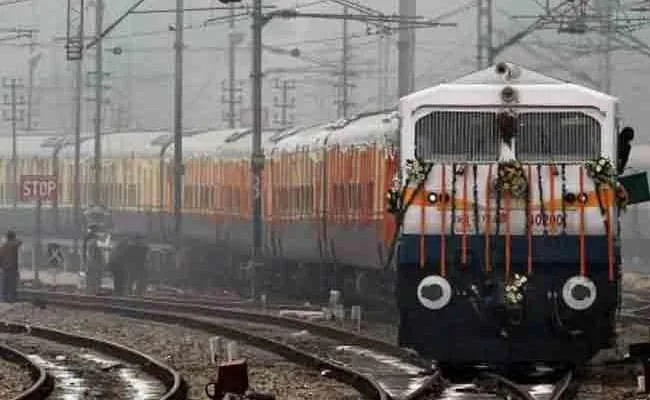 Foreigner Sprays Fire Extinguisher In Train, Dies During Railway Police Questioning