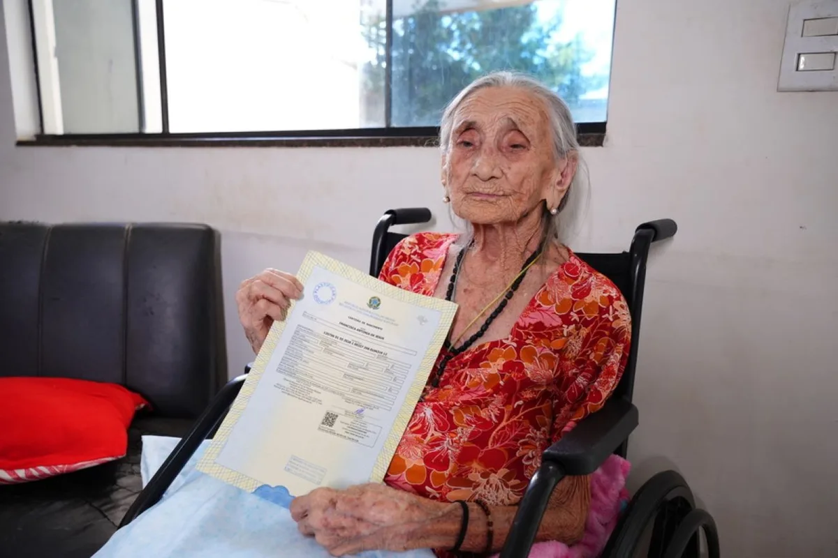 Aos 109 anos, idosa conquista registro de nascimento após viver mais de um século sem documento