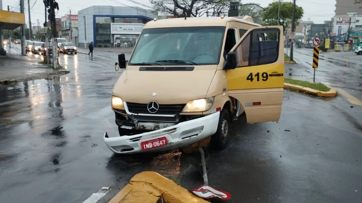 Acidente entre ônibus e van escolar deixa dois passageiros feridos em Cachoeirinha