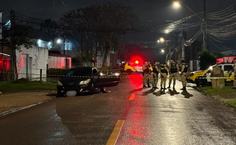 Após ameaçar a ex de morte por ligação, homem vai até a casa dela, enfrenta a PM armado e acaba morto, em Curitiba