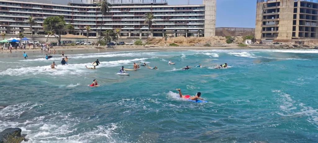 Surfistas de playa Los Cocos que fallecieron durante los terremotos fueron despedidos en su lugar favorito: el mar