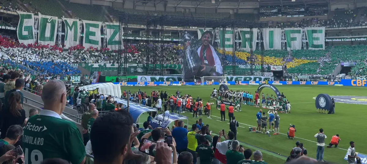 Torcida do Palmeiras homenageia Gómez com mosaico antes de jogo contra o Vasco