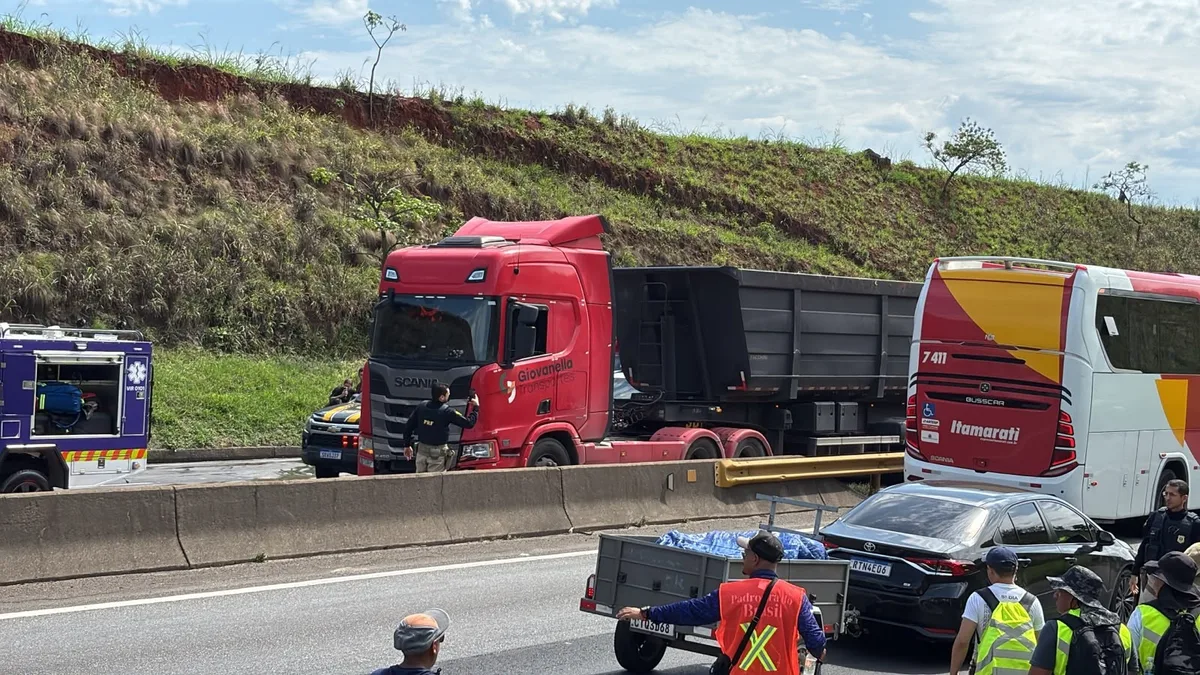 Acidente entre caminhão e carro deixa três feridos na Rodovia Presidente Dutra