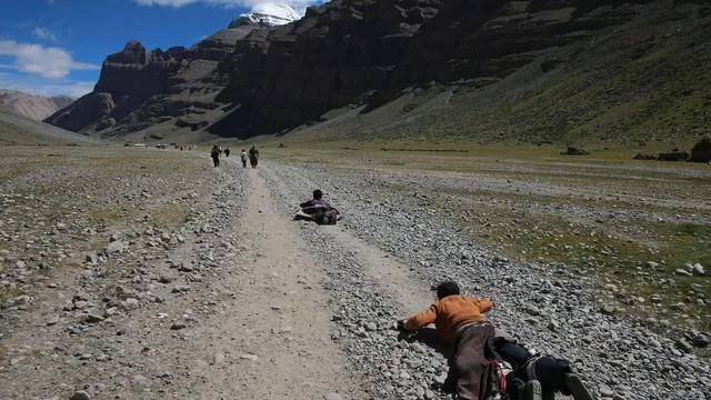 Mythischer Berg in Tibet: Kailash: Heiliges Pilgerziel im Schatten der Flutkatastrophe