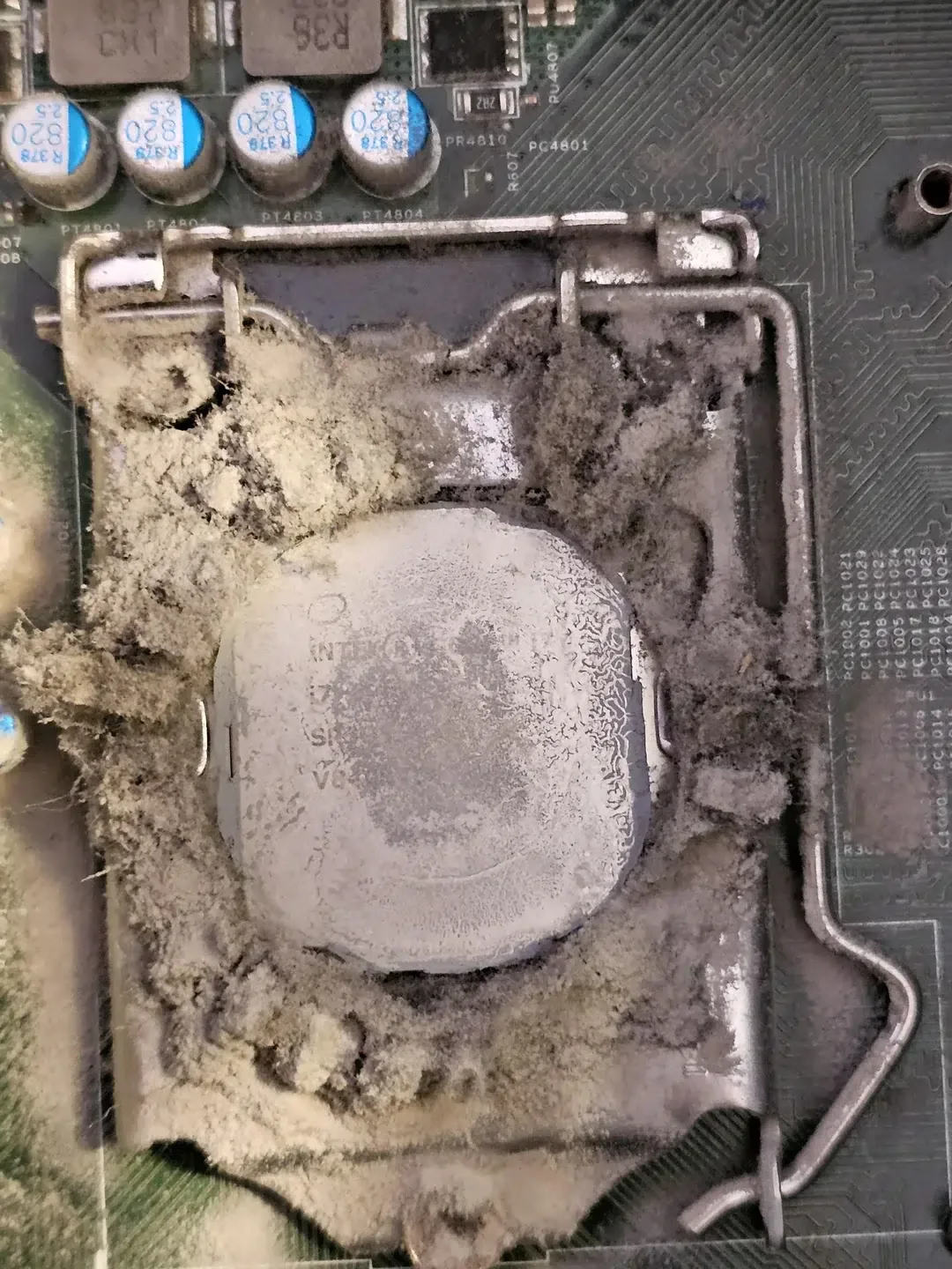 Bizarro: Homem abre PC antigo para recuperá-lo e encontra processador soterrado por anos de poeira