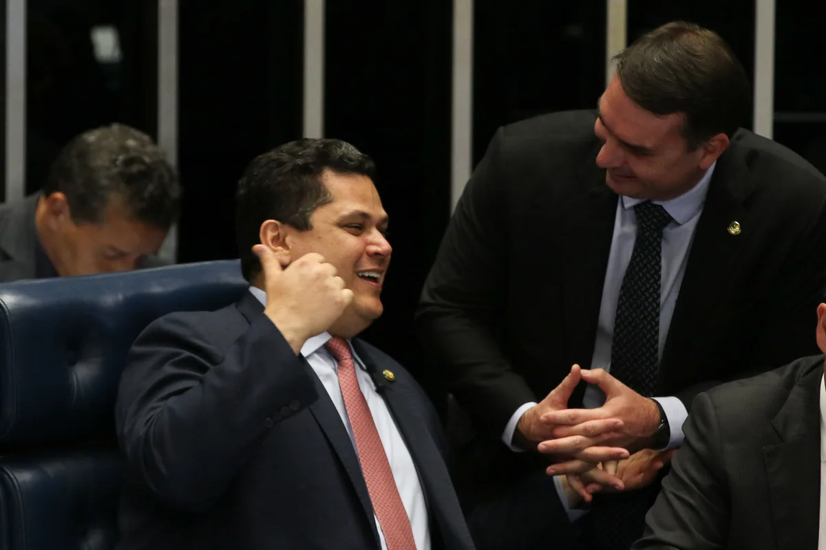 Alcolumbre responde a pedido de impeachment de Moraes por relação com Vorcaro e alfineta Flávio