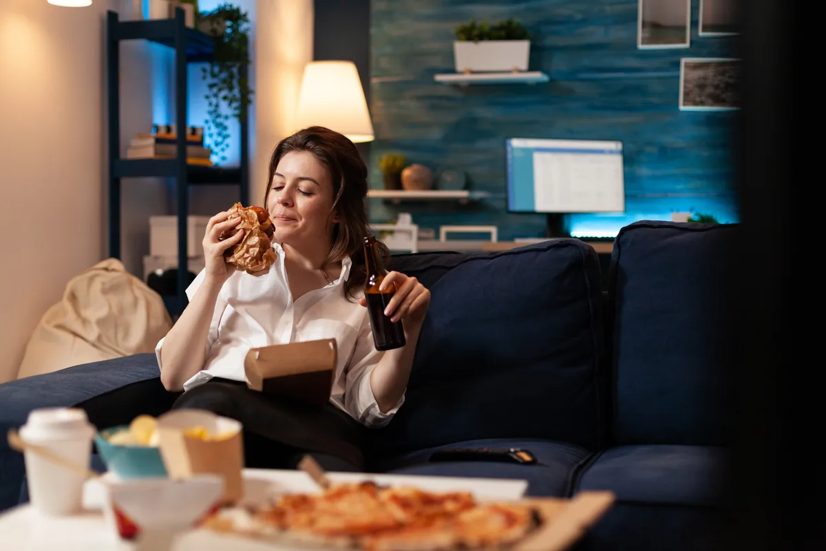 Distração à mesa aumenta o risco de comer em excesso, aponta estudo