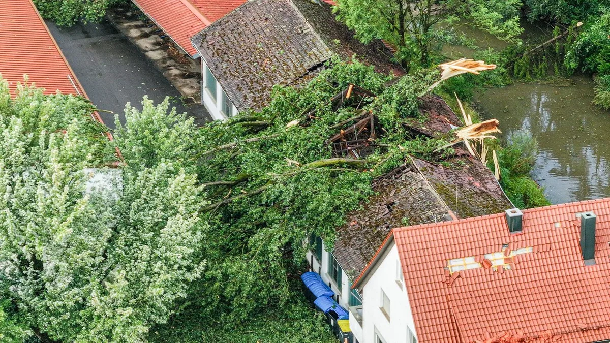 Gewitterzelle: Bäume stürzen wegen Unwetter auf Gebäudedach