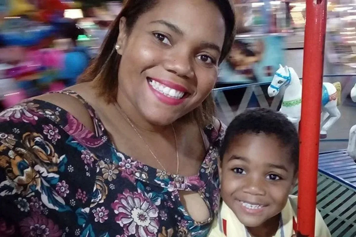Mãe do menino Miguel se forma em direito enquanto espera Justiça pelo filho