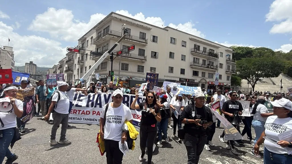 Protesta en Miraflores termina en “burla oficial” a familiares de presos políticos