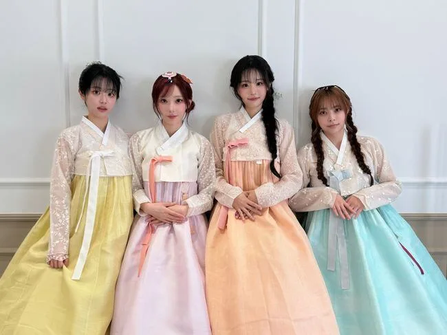 QWER, 단아한 한복 자태.."보름달처럼 풍성하고 행복한 일 가득하시길"