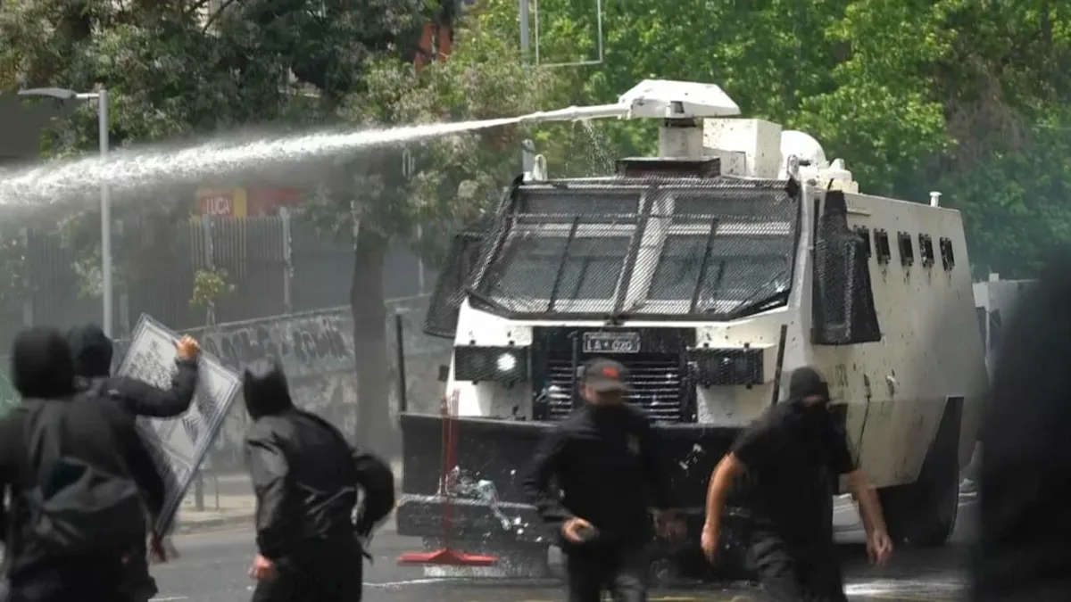 Wasserwerfer und Schlachten mit der Polizei - Schwere Ausschreitungen bei Protesten in Chile