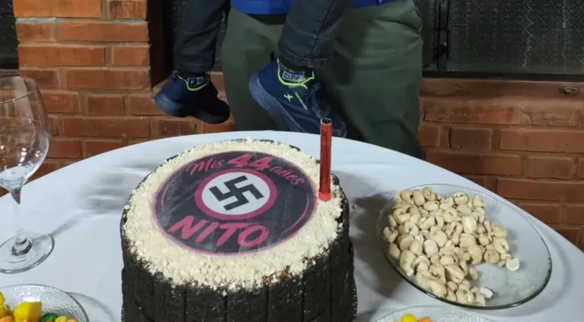 La Justicia investiga a un hombre que festejó su cumpleaños con una torta nazi y un nene que hizo el saludo de Hitler