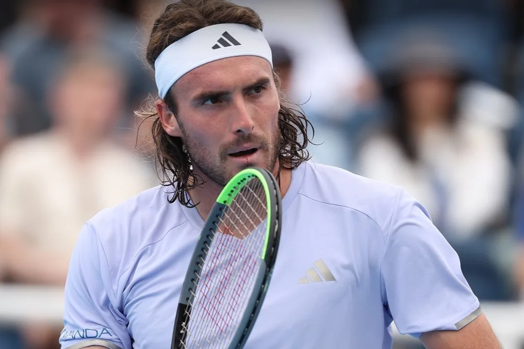 Tsitsipas vence jogo duro na estreia e desafia o favorito Aliassime