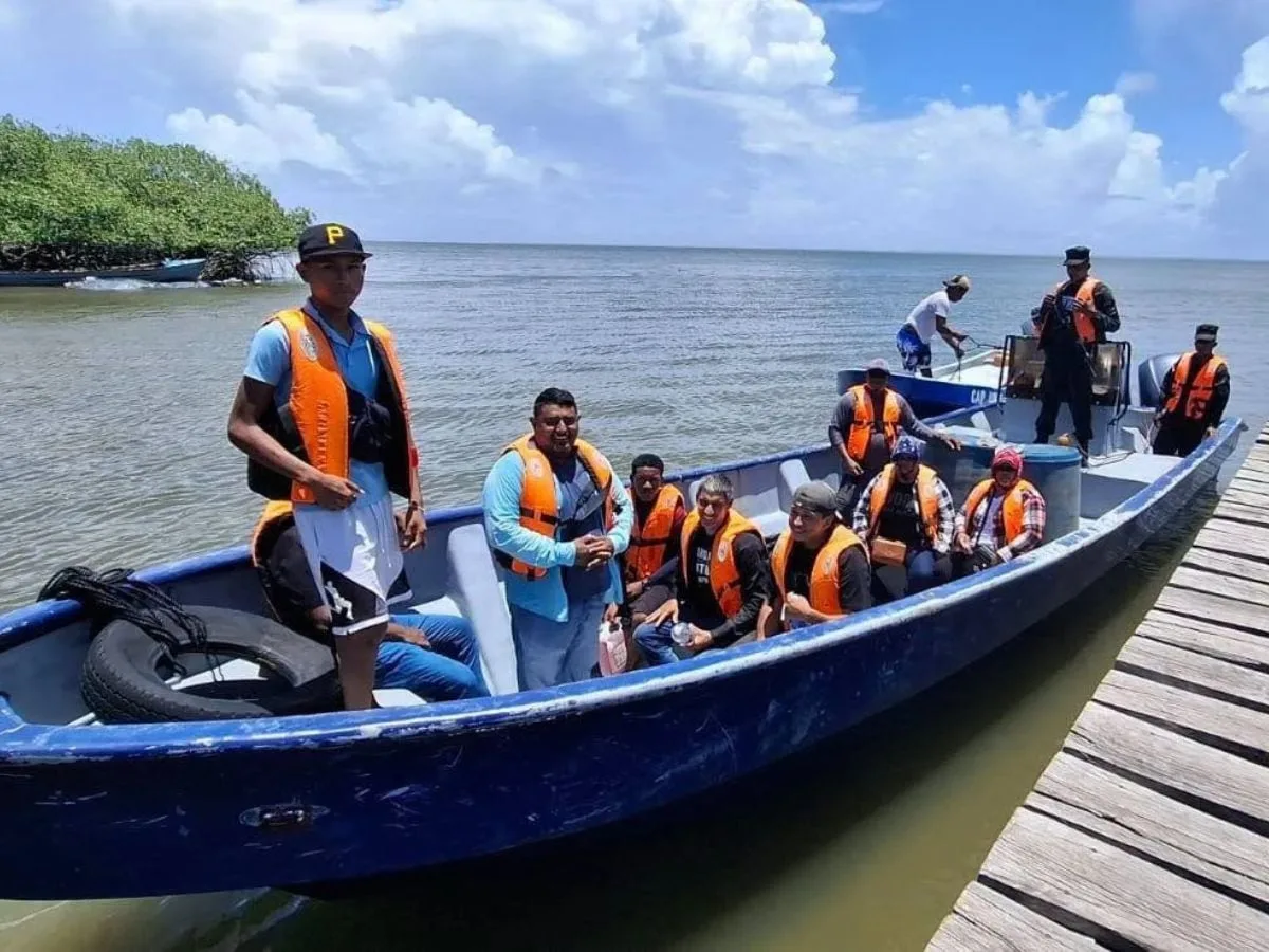 Fuerza Naval de Honduras rescata a 10 náufragos en la Laguna de Caratasca, Gracias a Dios