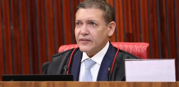 Kassio indica a colegas que vai se declarar impedido em sessão sobre Moraes