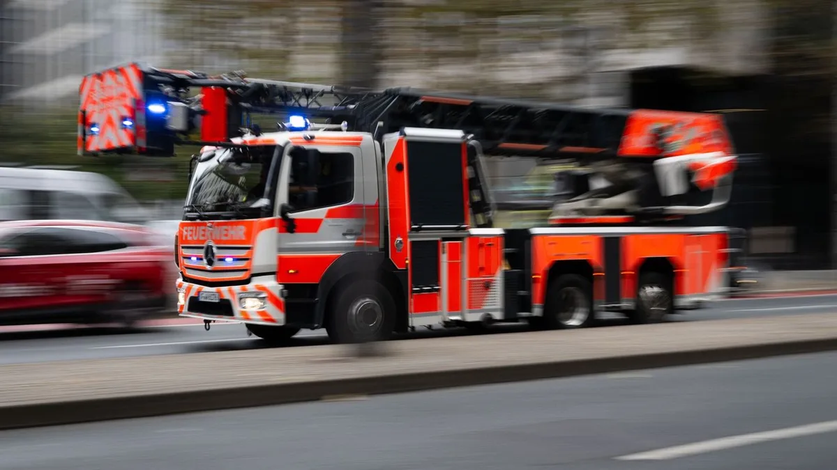 Rettung mit Drehleiter: Wohnungsbrand legt Bundesstraße lahm