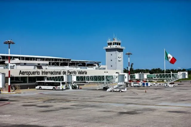 Aeropuerto internacional de Puerto Vallarta en México fue cerrado ante llegada del huracán Simón