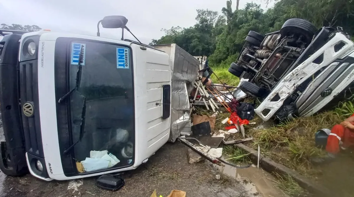 Saída dupla de pista envolvendo caminhões é registrada na BR-101 em Rosário do Catete