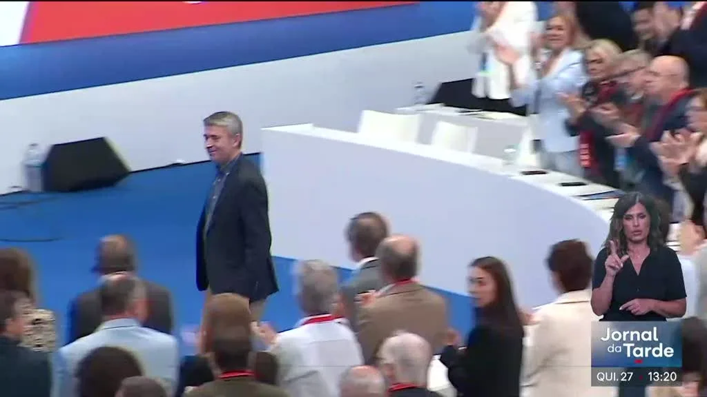 José Luís Carneiro pede "humildade política"