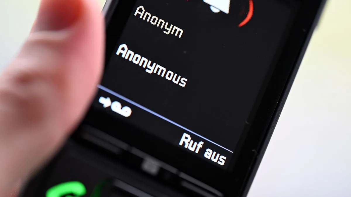 Fiese Masche: Telefonbetrug: Frau legt Bankkarte mit PIN vor Haustür