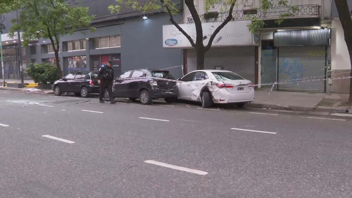 Una camioneta chocó, volcó y atropelló a tres personas en Flores: la conductora dio positivo en alcoholemia