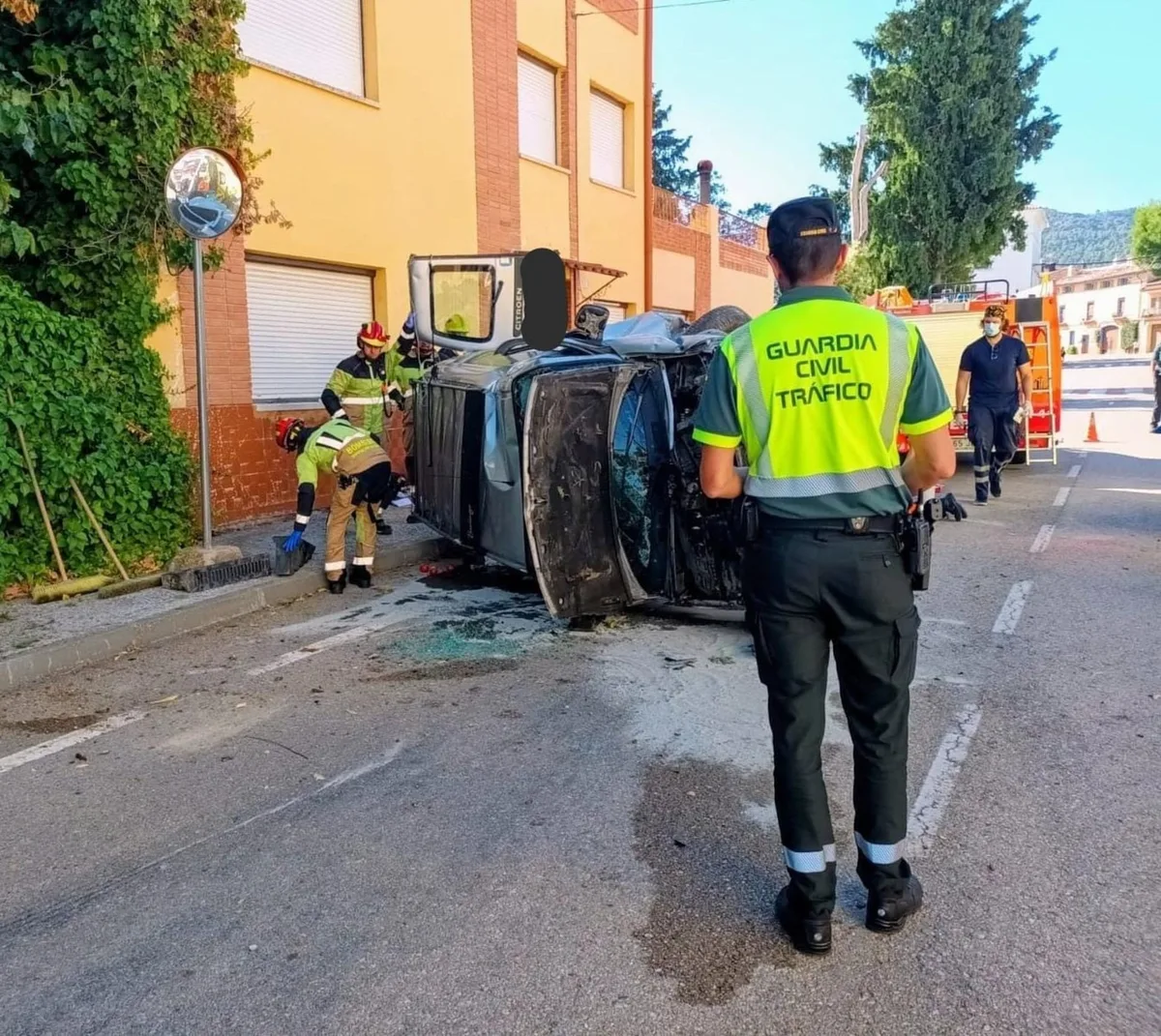 Fallece un conductor de La Codoñera (Teruel) al salirse de la A-1409 y chocar contra un árbol en Torrevelilla