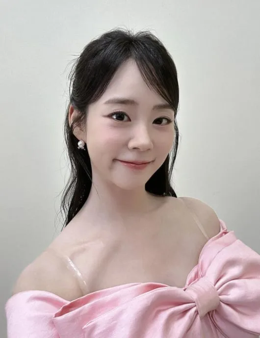 곧 불혹이라니…카라 한승연, in 타이페이 세월 비껴간 ‘핑크 리본’ 요정