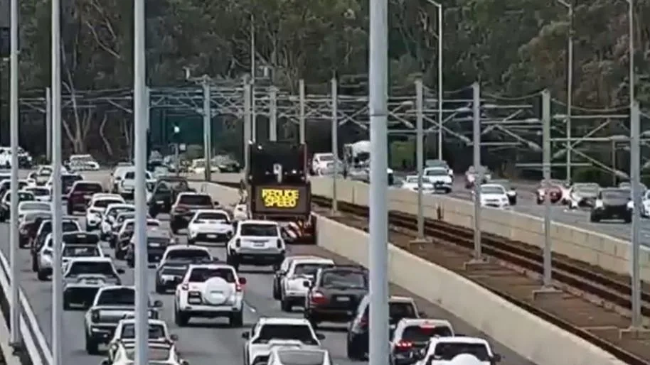 Perth traffic: Breakdown on Kwinana Freeway at Mount Henry Bridge causing Sunday night chaos