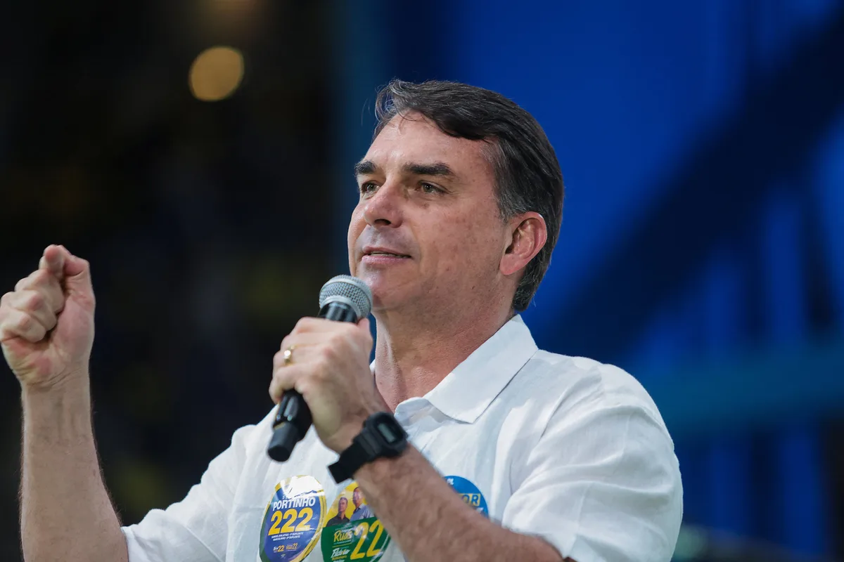 Flávio Bolsonaro arremetió contra las bandas criminales y propuso declarar organizaciones terroristas al PPC y el Comando Vermelho