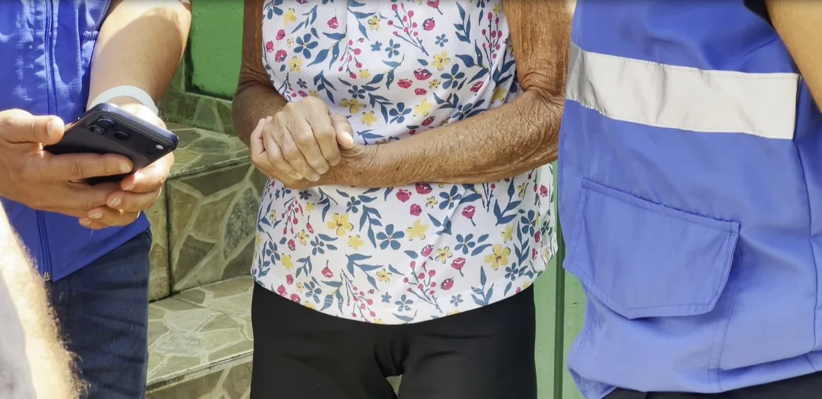 VÍDEO: mulher é filmada agredindo cunhada de 73 anos no Rio