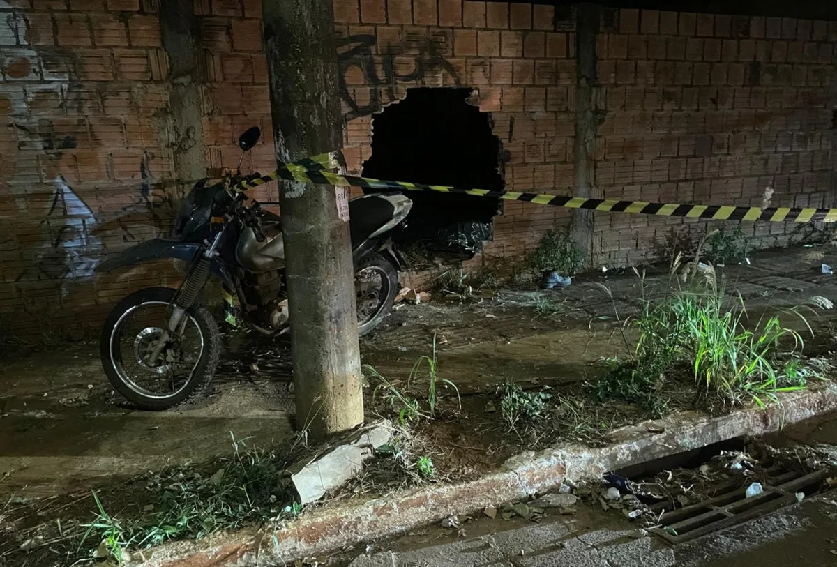 Motociclista morre após bater contra meio-fio e muro em Campo Grande
