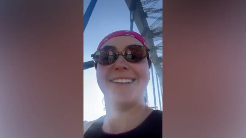 Thousands of runners cross the Harbour Bridge