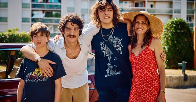 Um filme caloroso sobre uma família na Paris dos anos 80