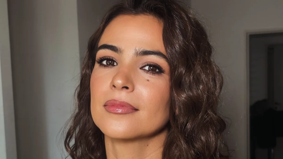 Agustina Cherri le hace frente al frío con un minivestido verde oliva y un estilismo canchero