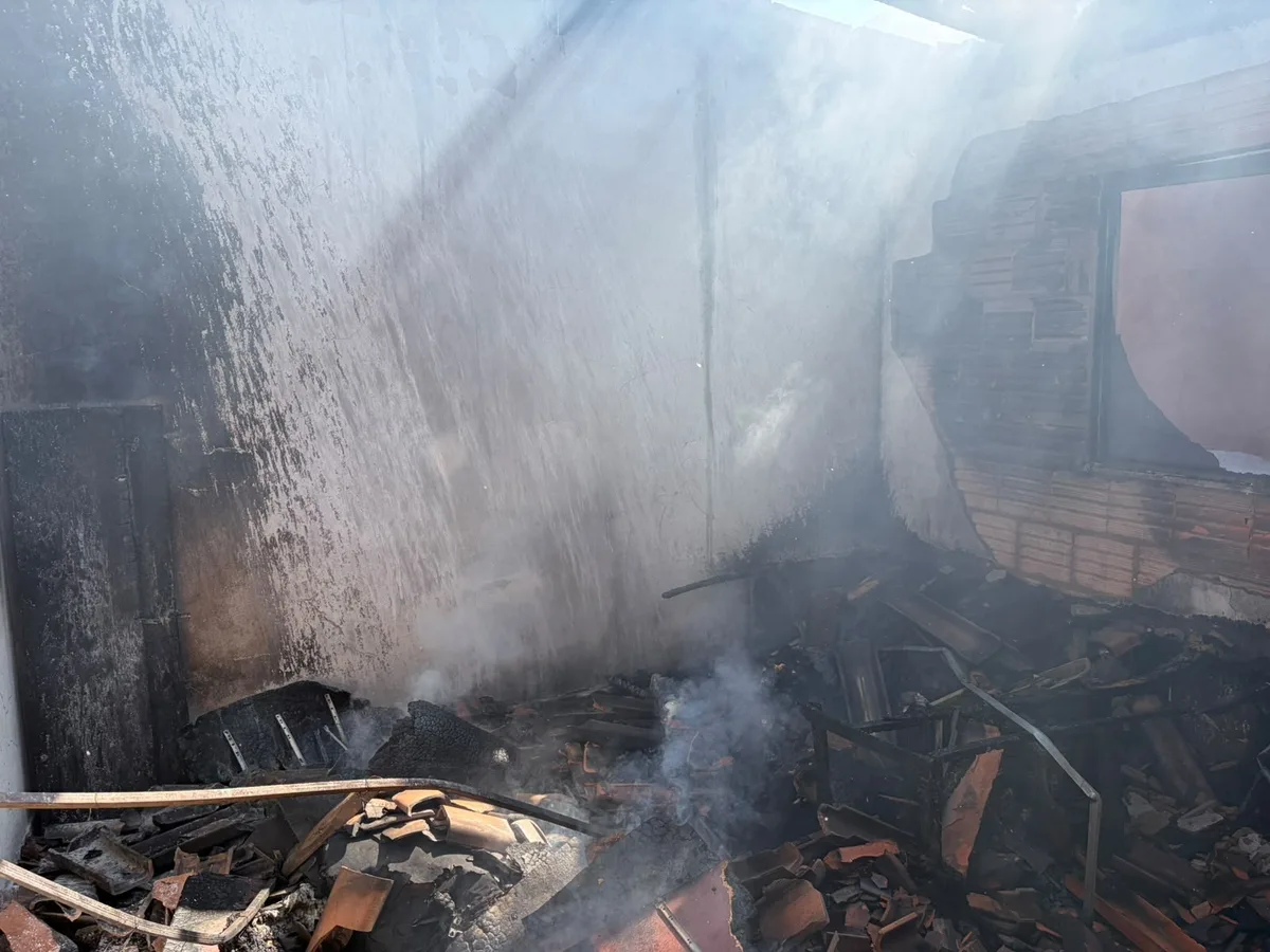 Telhado de casa desaba e móveis são destruídos por incêndio em Montes Claros