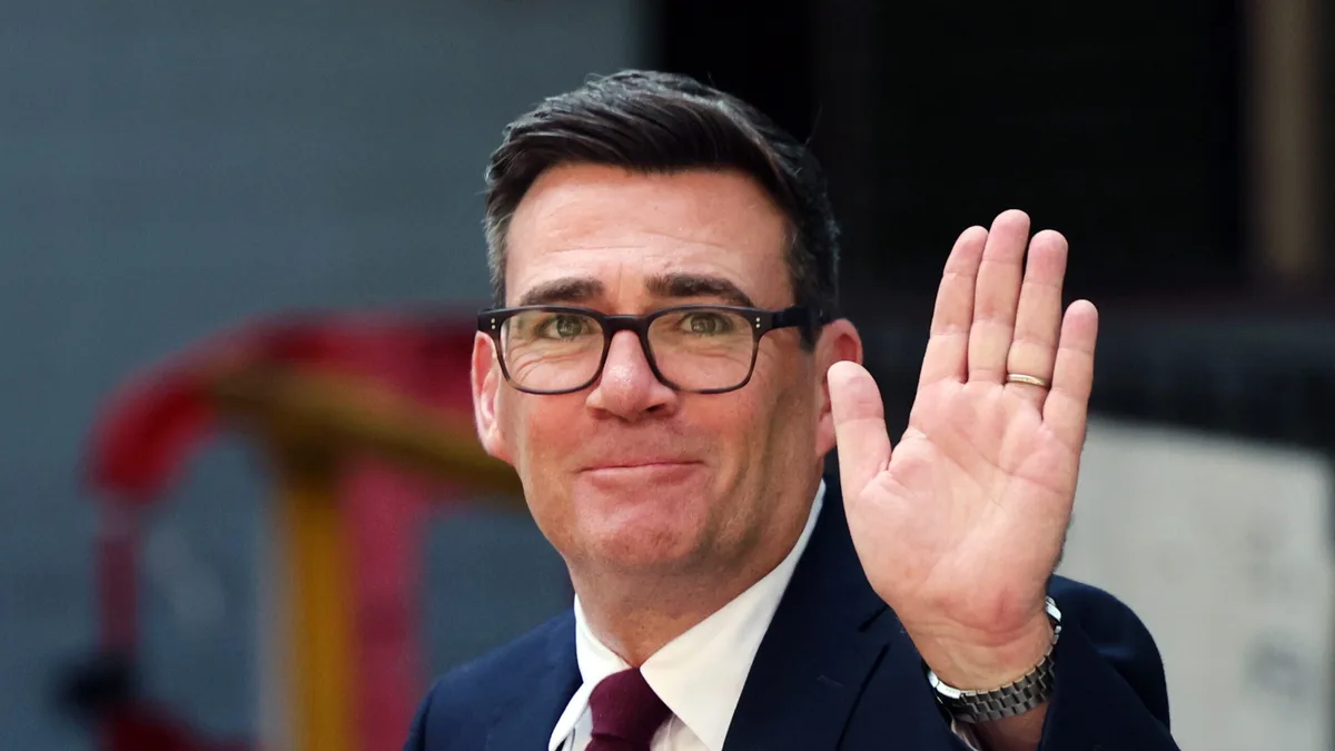 Novo primeiro-ministro britânico promete maior intervenção pública e descentralização