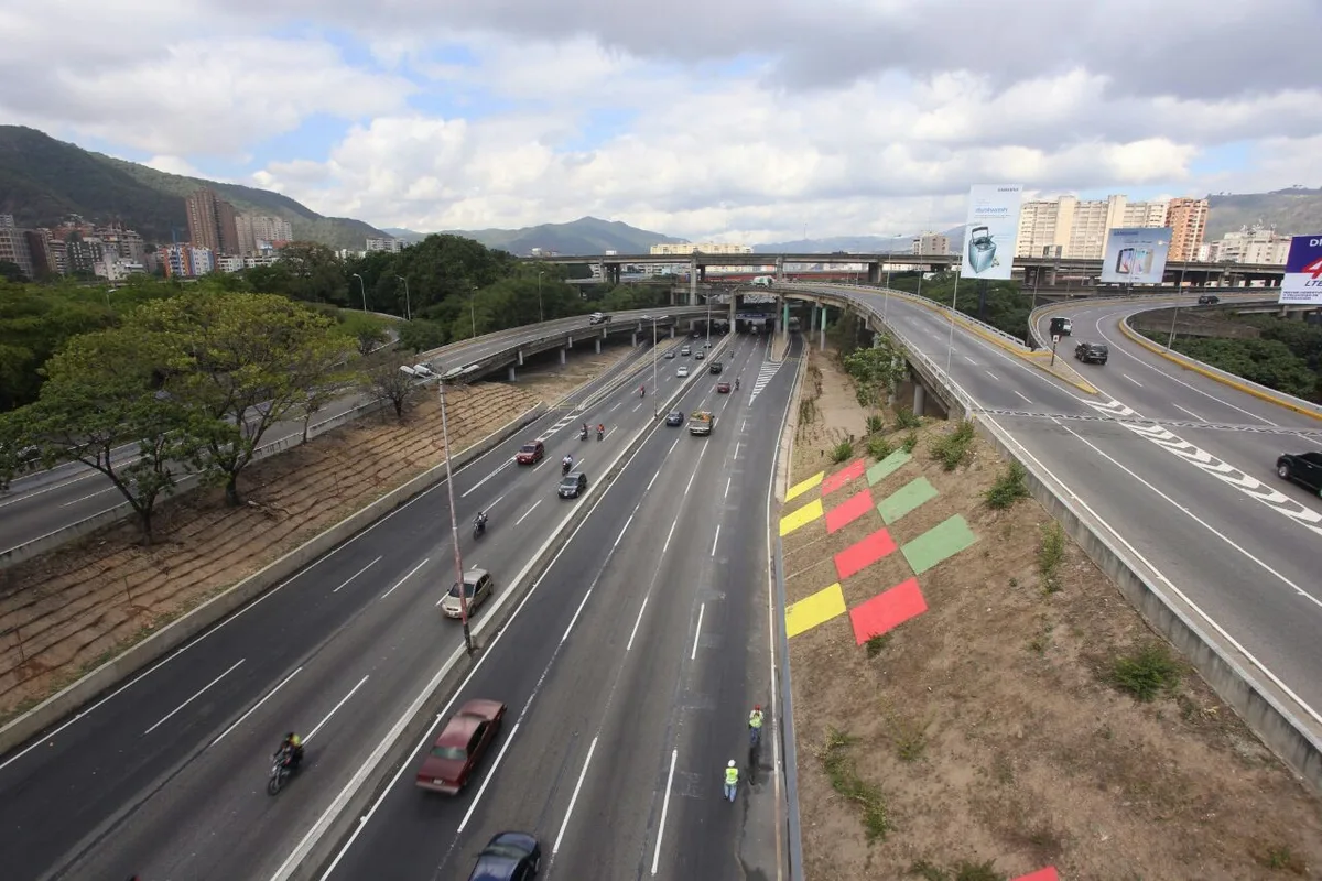 Cinco heridos por choque de tres motos en la autopista Gran Cacique Guaicaipuro