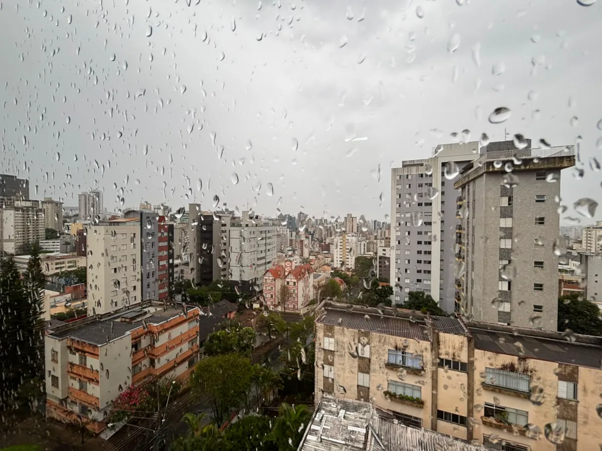 BH amanhece com chuva forte e entra em alerta para tempestade