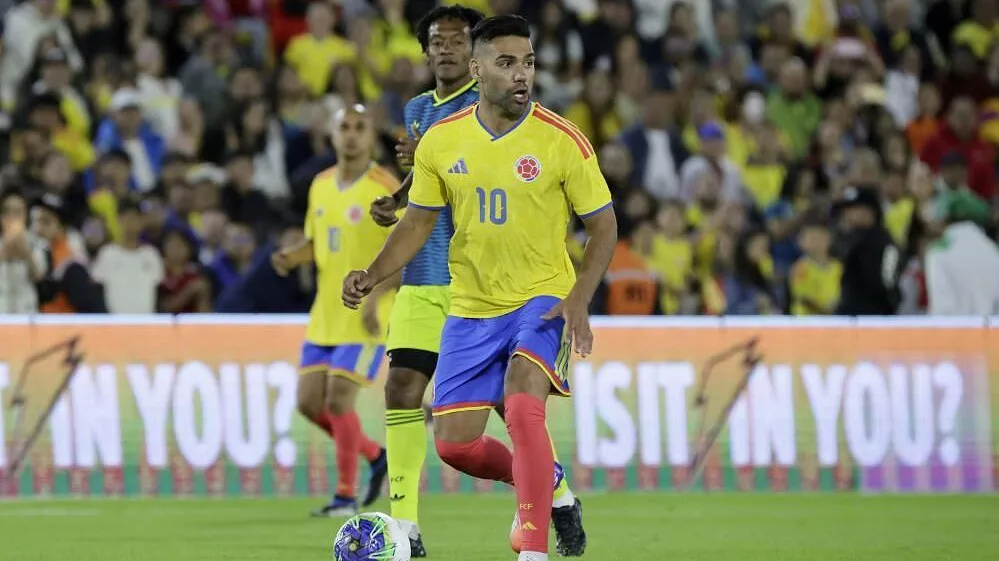 Lendas do futebol colombiano participam em jogo de apoio a vítimas do sismo de 10 de agosto