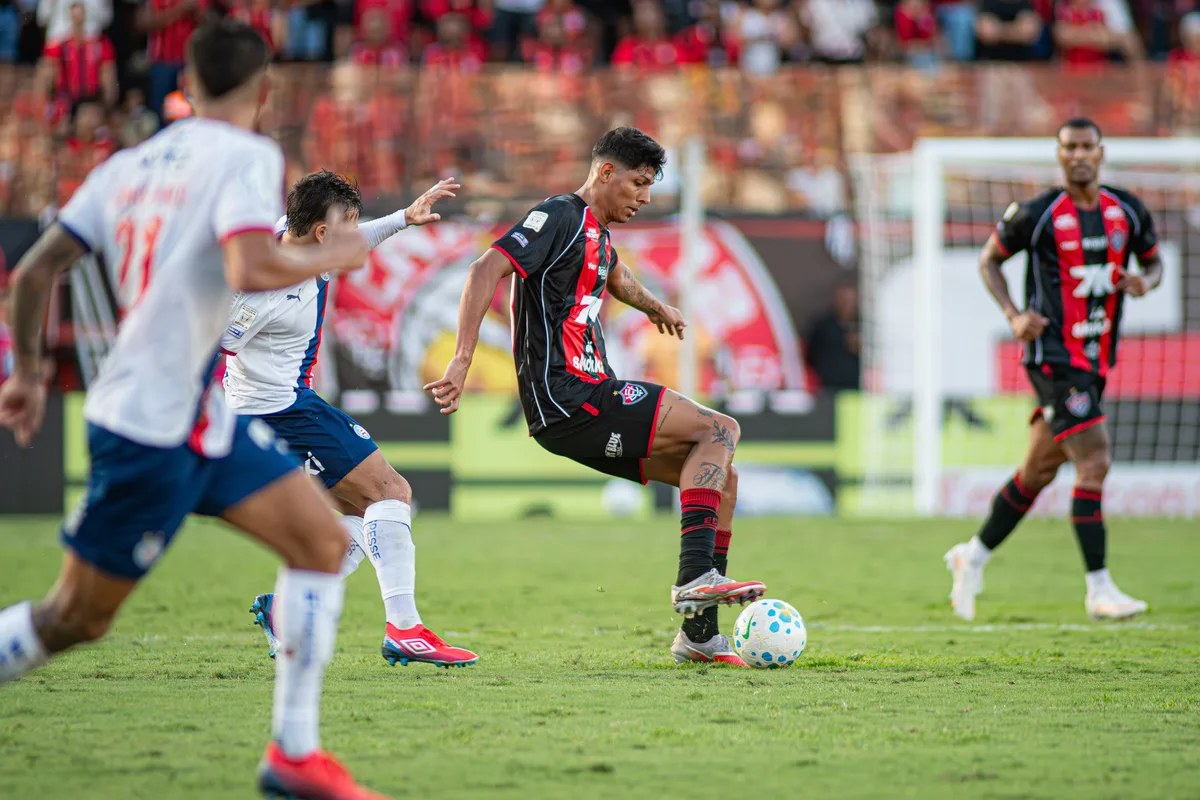 Pilar do esquema, meio de campo do Vitória pode mudar pelo sexto jogo consecutivo