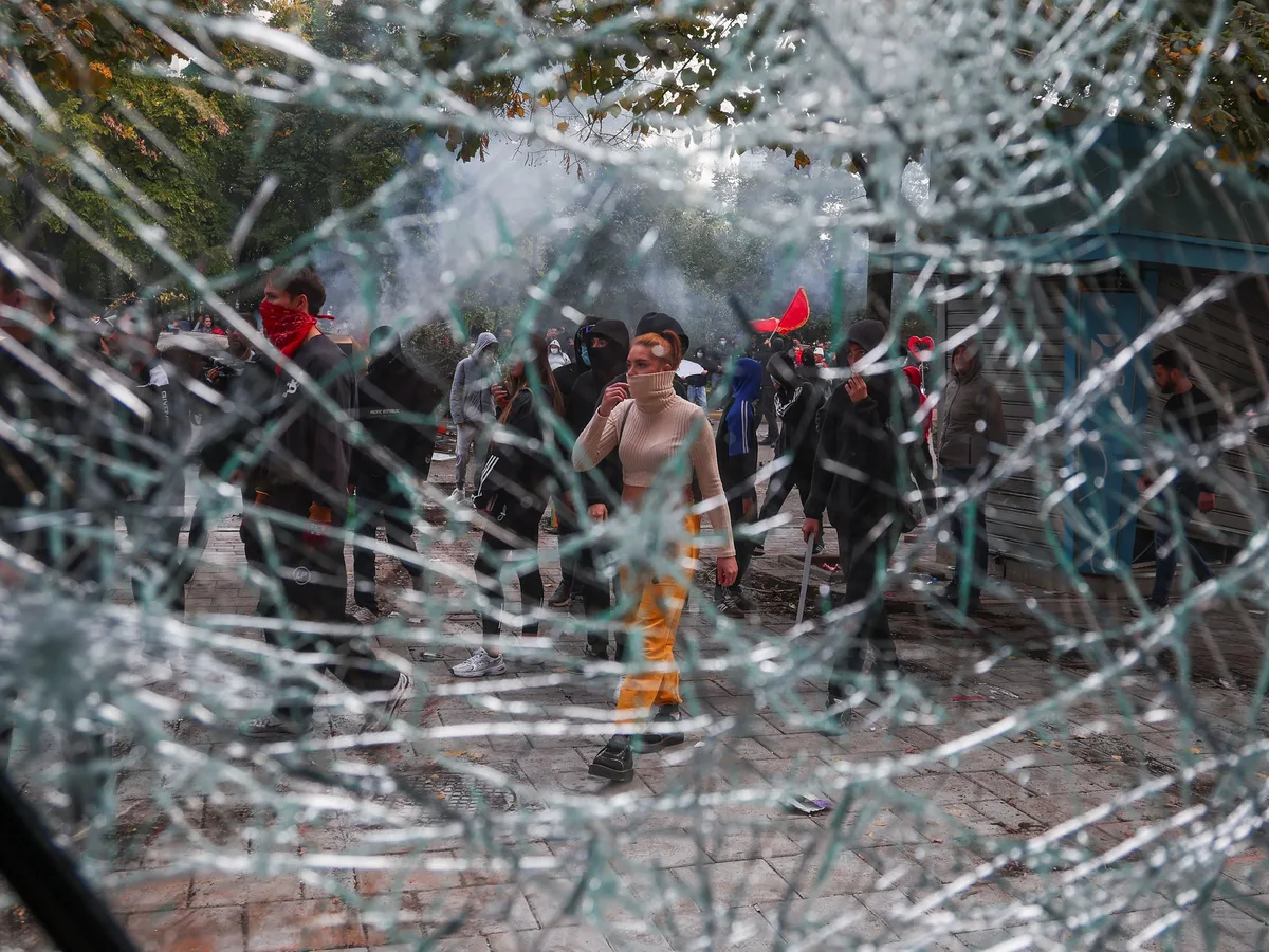 El presidente de Albania culpa a la oposición de los disturbios en las protestas estudiantiles