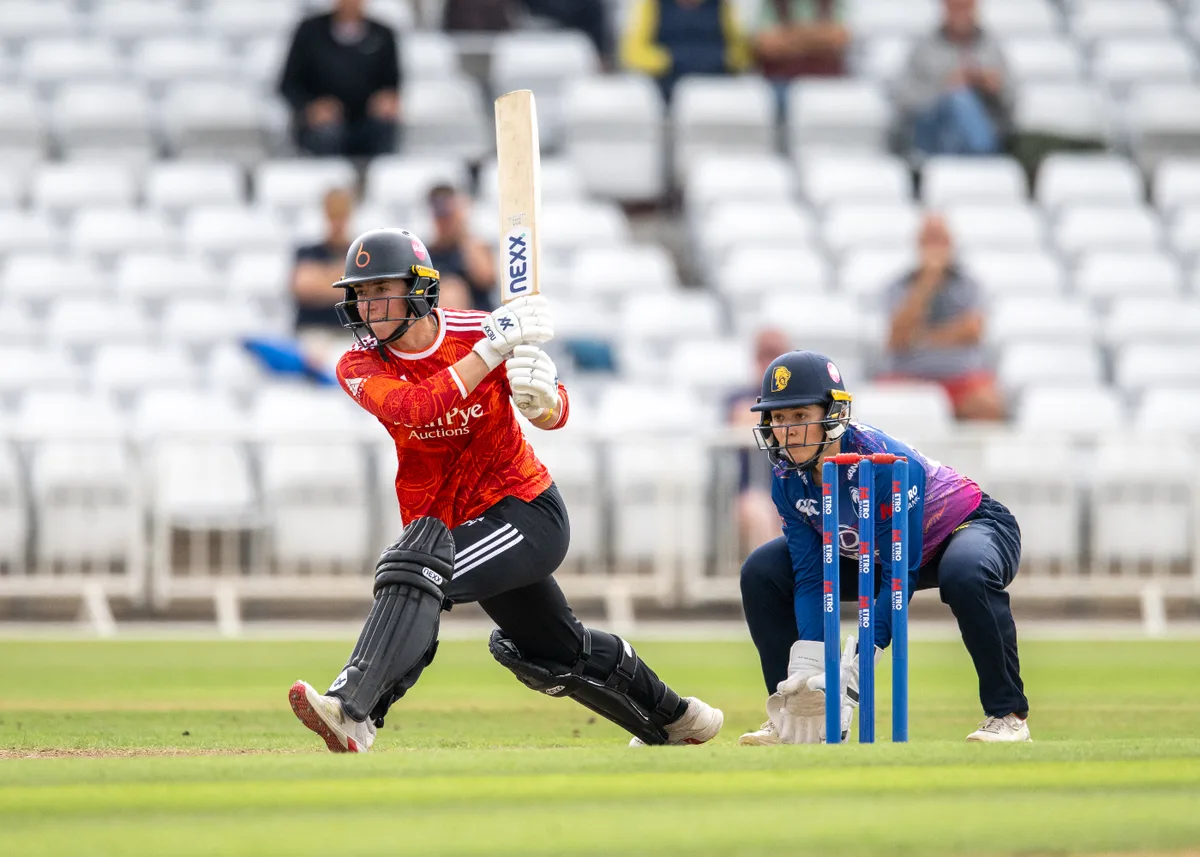 Kathryn Bryce, Georgia Elwiss hundreds keep Blaze firing