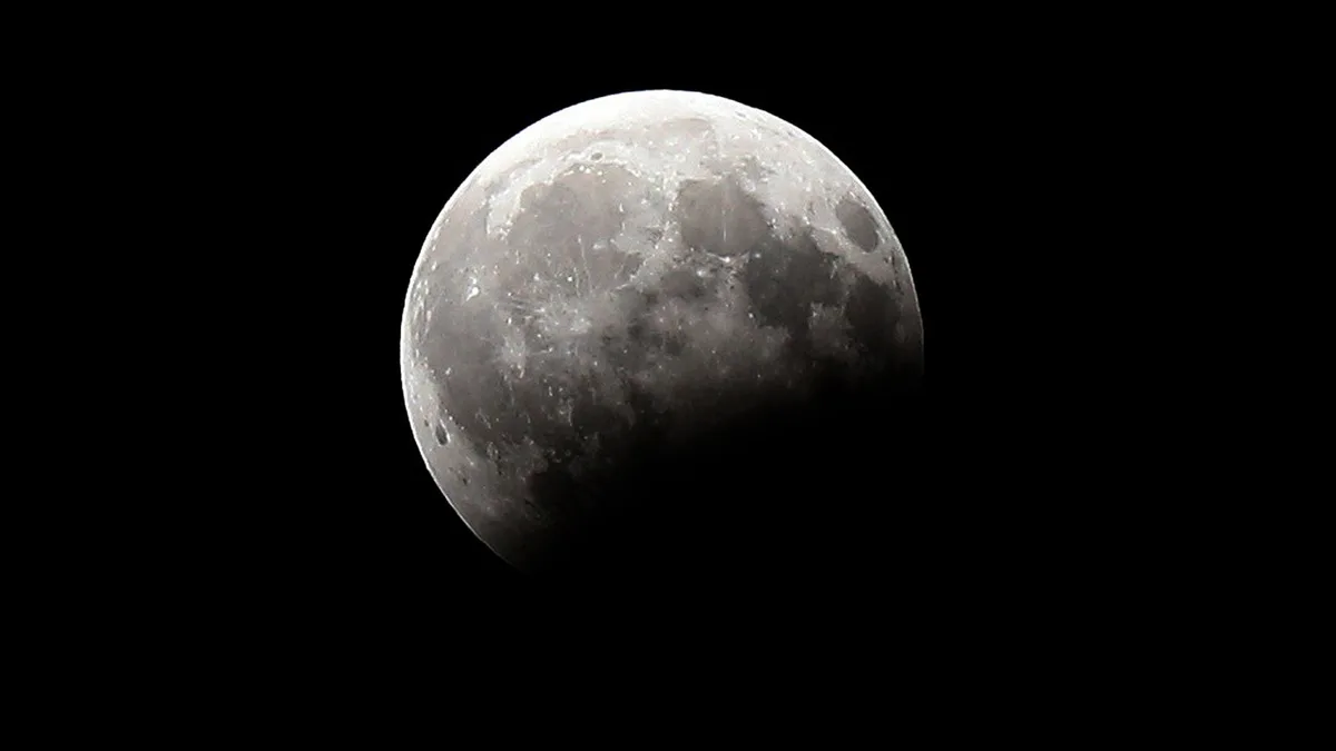 Hoje vale a pena madrugar para ver a Lua mergulhar na sombra da Terra. Saiba onde acompanhar o eclipse (incluindo online)